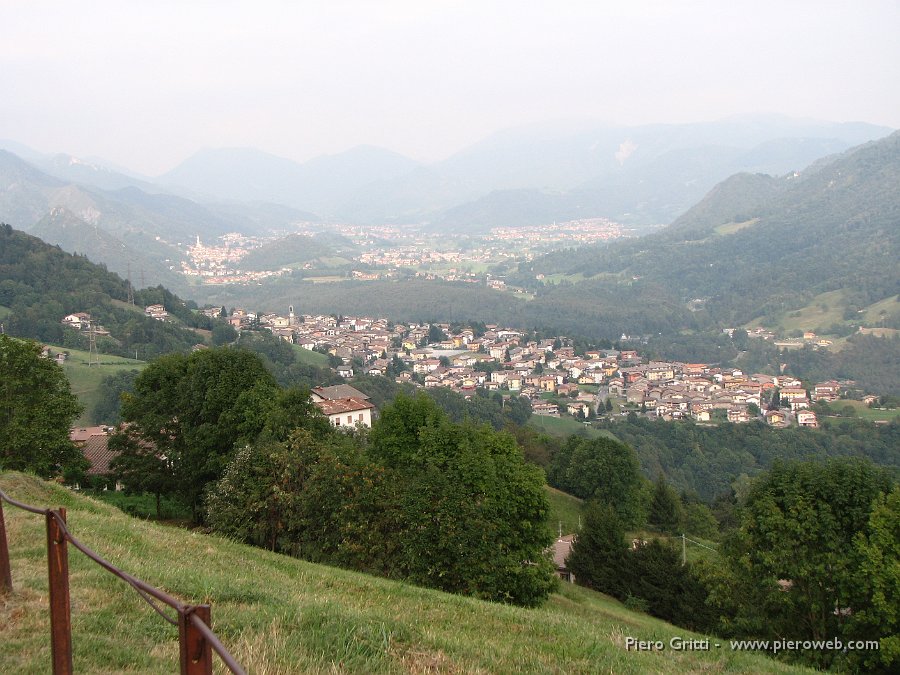 festaBeita 162.jpg - Da Bratte di Premolo vista verso Parre in primo piano e Clusone, Rovetta in secondo piano